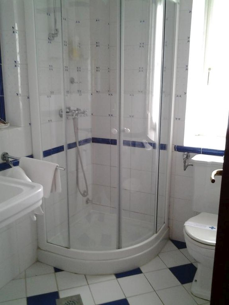 Fürdőszoba zuhanyzóval