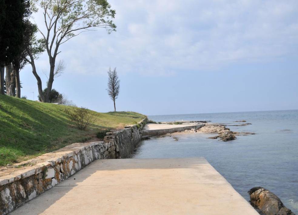 Az Umag melletti tengerparti villa strandja, mely eladó.