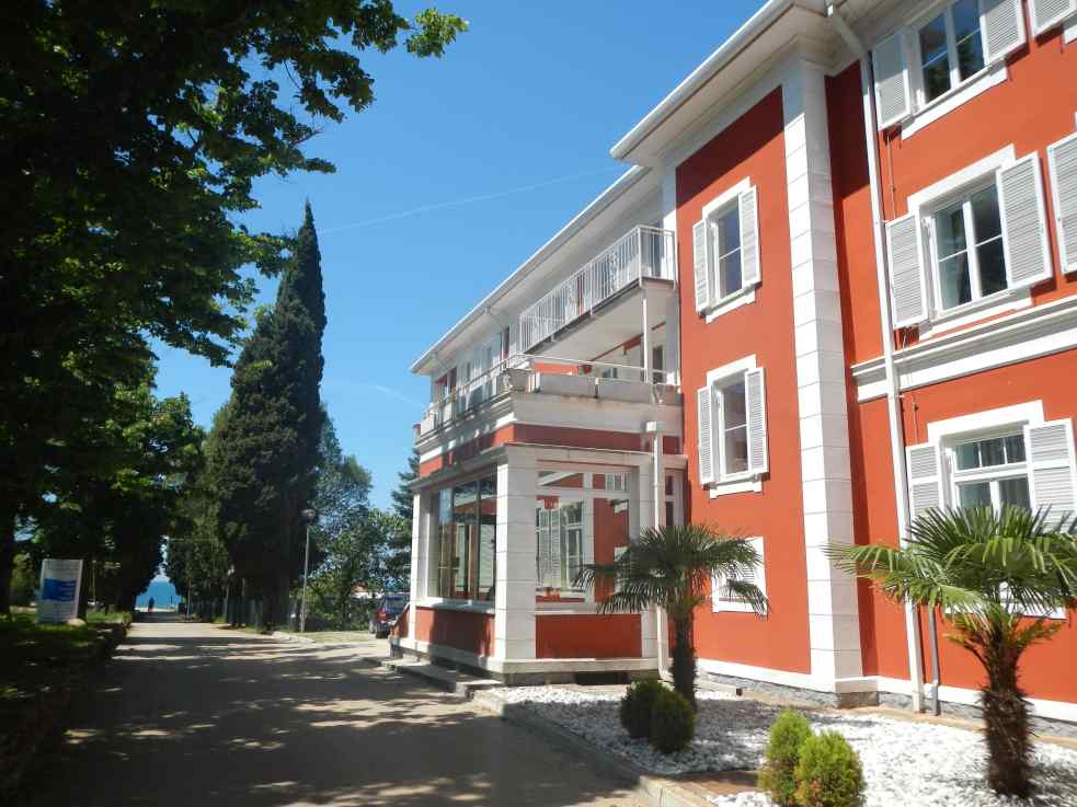 Az apartman villa bejárata közvetlenül a tenger mellett, a Crvenh Vir golfpálya közelében