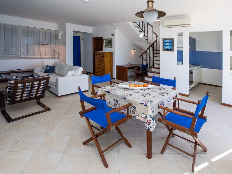 A H792 luxusvilla nappali-étkezője Horvátországban.