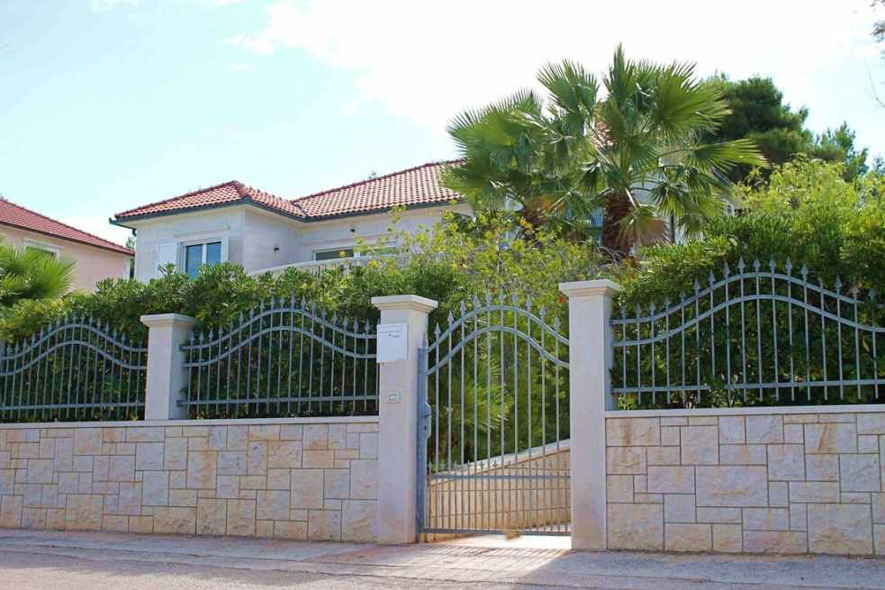 Horvátországban a tengerparton lévő 1. sorban lévő villa eladó.