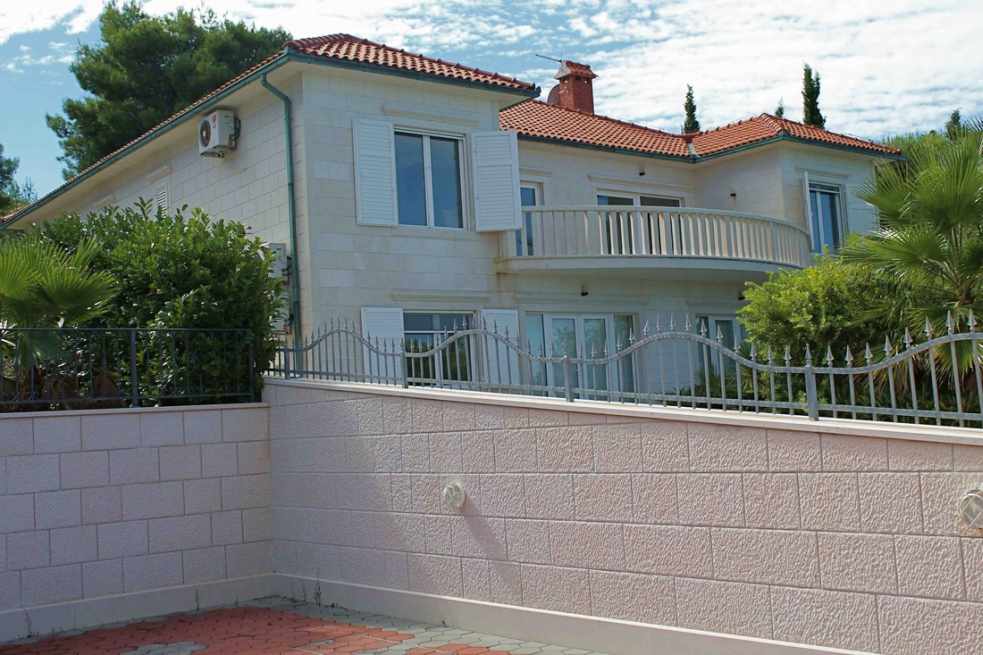 A Villa H826 oldalnézete a horvátországi Bracon.