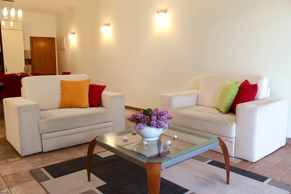 Modern berendezésű nappali.