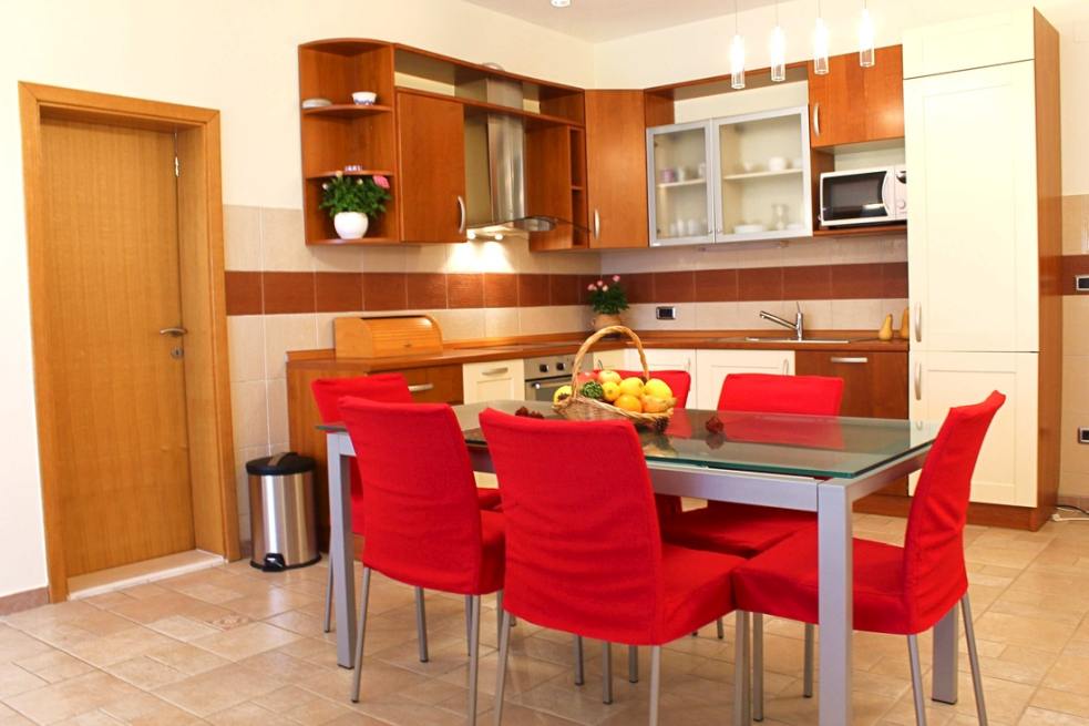 Betekintés a konyhába és az étkezőbe.