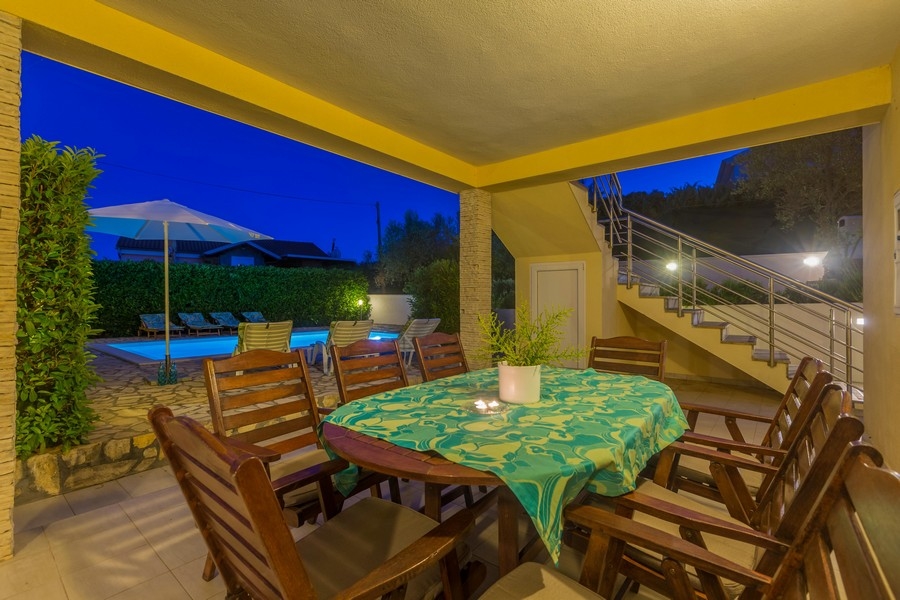 Terasz a földszinten, kilátással a tengerre, ingatlan a horvátországi Krk szigeten.