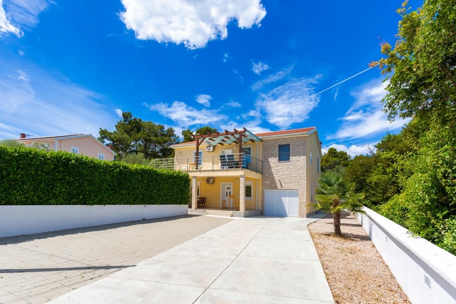 A Krk-i H876-os ház bejárata és elölnézete.