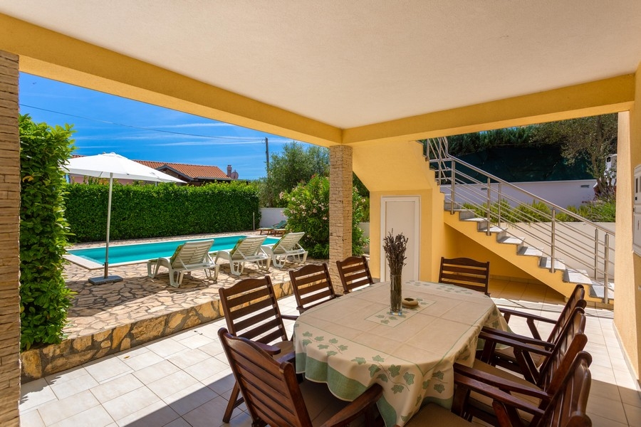 A földszinten nappali konyhával és étkezővel.