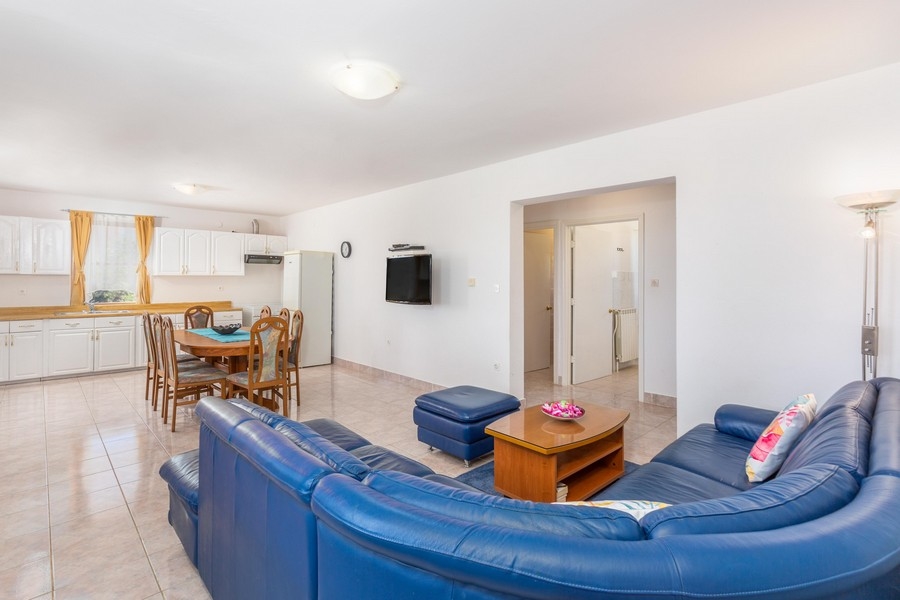 Az emeleti terasz, kilátással a zöldre.