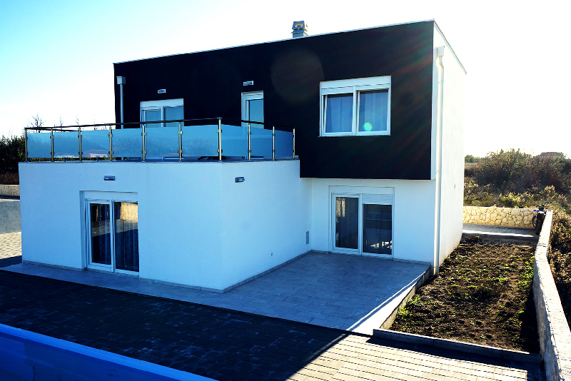 Villa medencével Zadar közelében eladó.