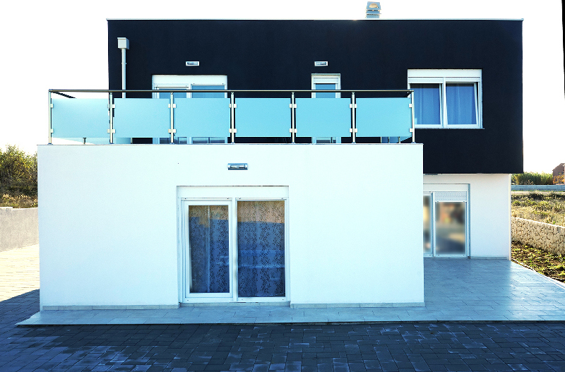 A Villa H883 terasza Zadar közelében.