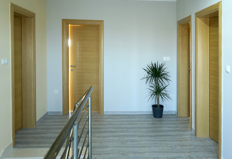 Kilátás az új építésű villára kedvező áron Horvátországban a tenger mellett.