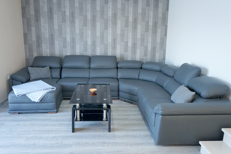 A dalmáciai tenger közelében eladó villa modern stílusban van berendezve