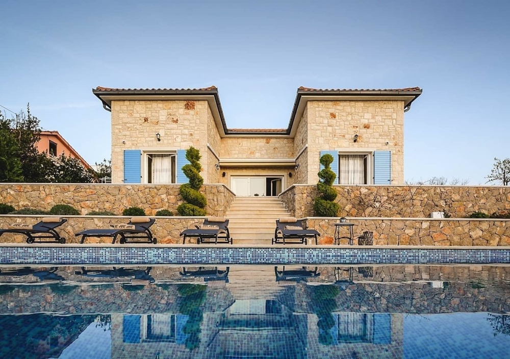 Új, tengerre néző kőház mediterrán stílusú medencével eladó a horvátországi Krk szigeten.