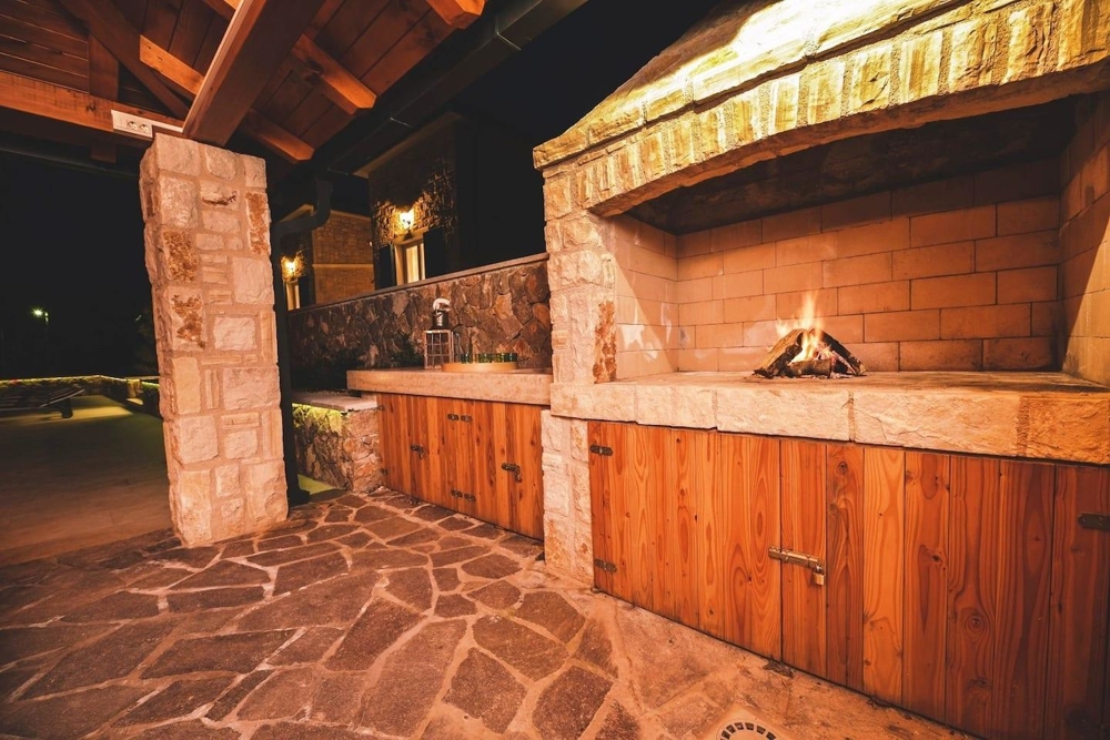 Nyári konyha a H884-es ingatlan kültéri részén, Malinska, Horvátország.