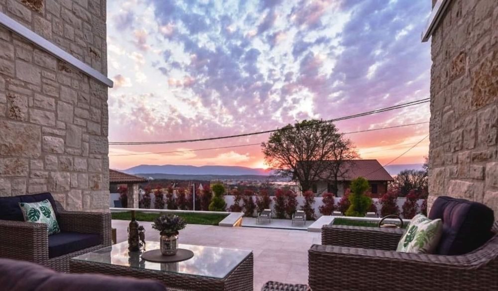 Az egyik két hálószoba a H884-es kőház földszintjén, a Krk-i Malinska közelében.