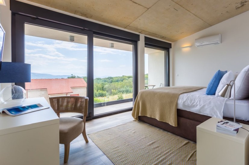 Kilátás a felső emeleti hálószobára.