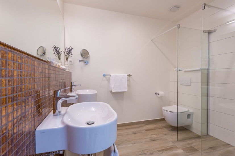 Egy másik fürdőszoba a H934 ingatlanban.