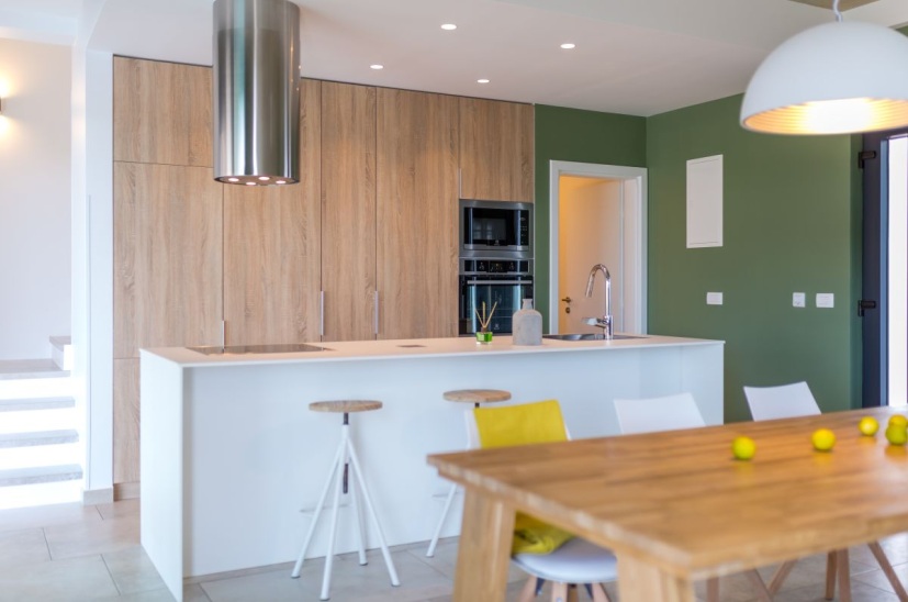 A Villa H934 nyitott terű konyhája és étkezője.