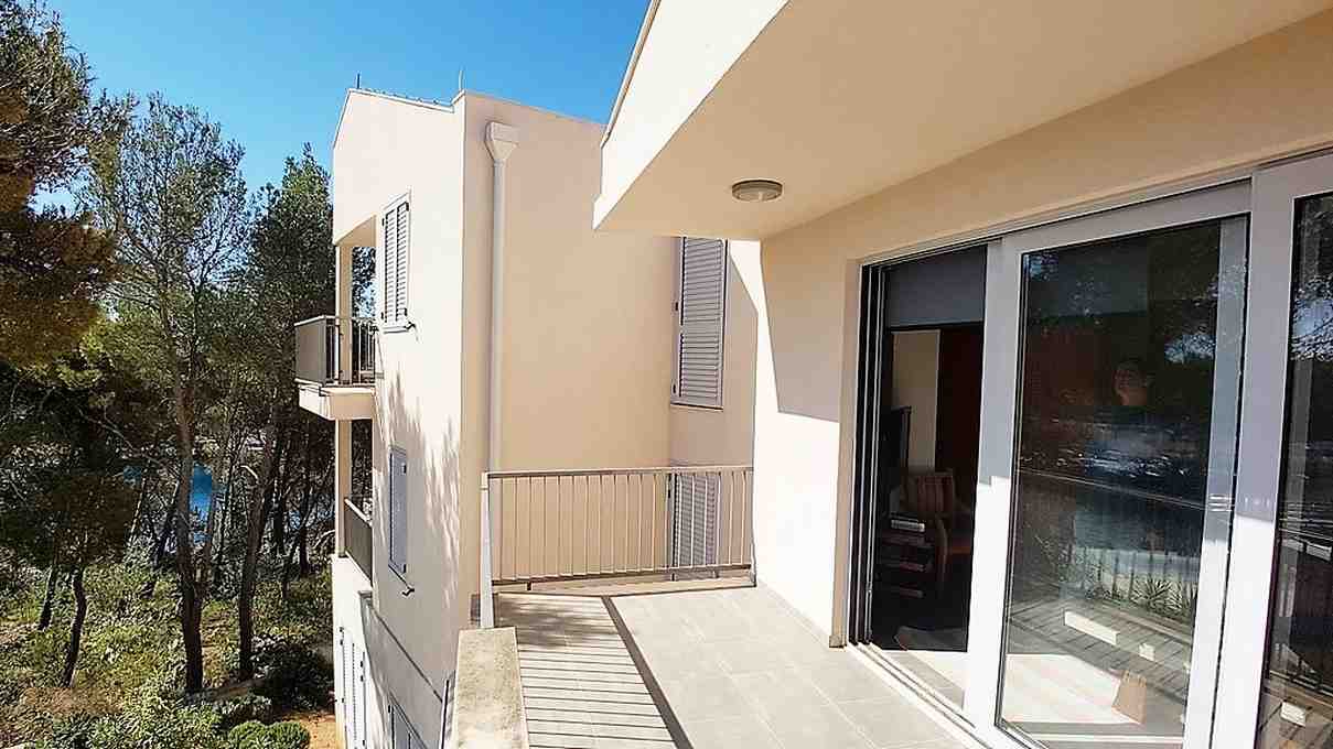 Modern ház eladó a horvátországi Brac-i Milnában.