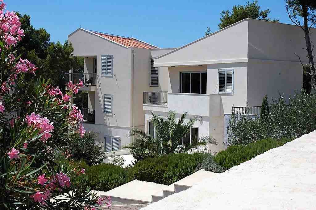 Modern villa a horvátországi kikötő közelében.