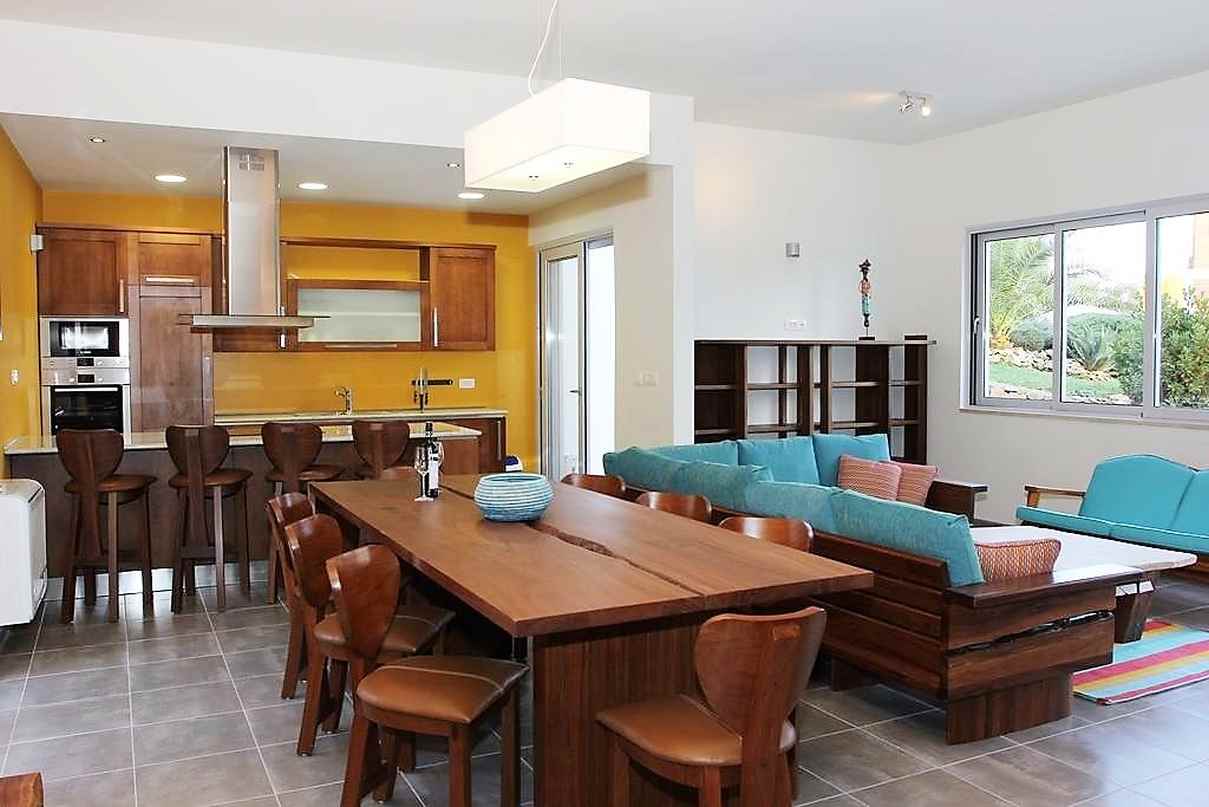 A milnai H942 ingatlan étkező-konyhája.