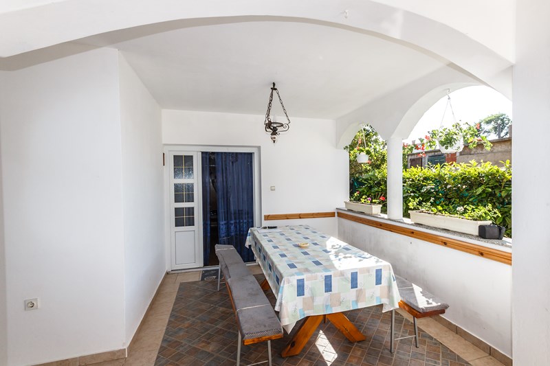 Terasz a földszinten.