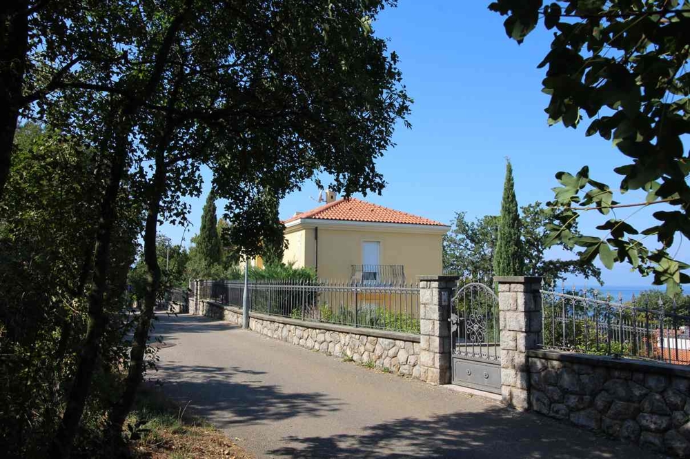 A H980-as ingatlan felhajtója és bejárata.