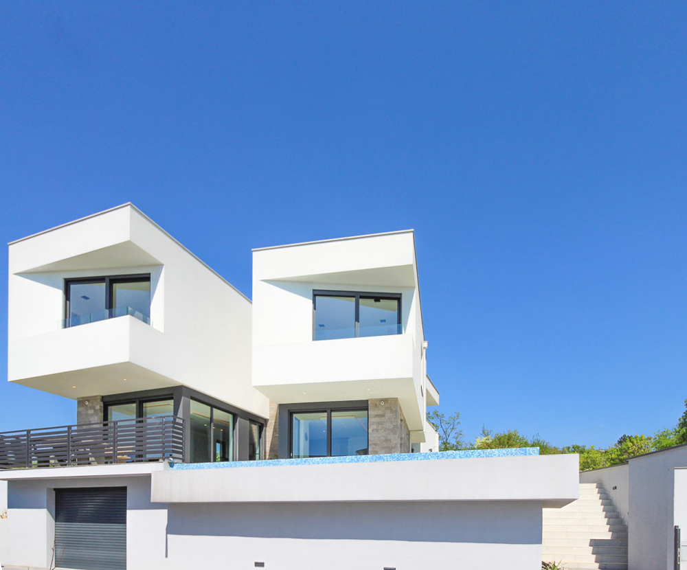 Kilátás az utcáról a villa garázzsal és medencével - Házat vásárolni Horvátországban.