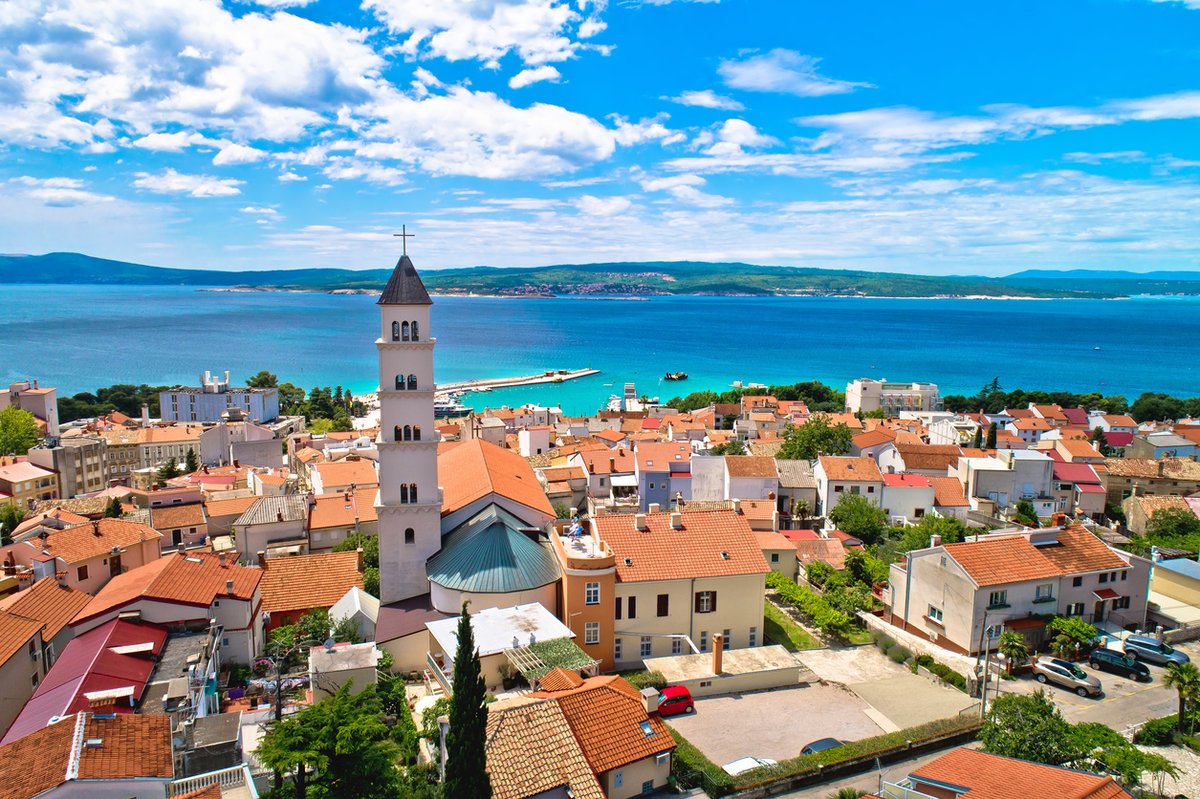 Kilátás Crikvenica felett a tengerre a Kvarner-öbölben