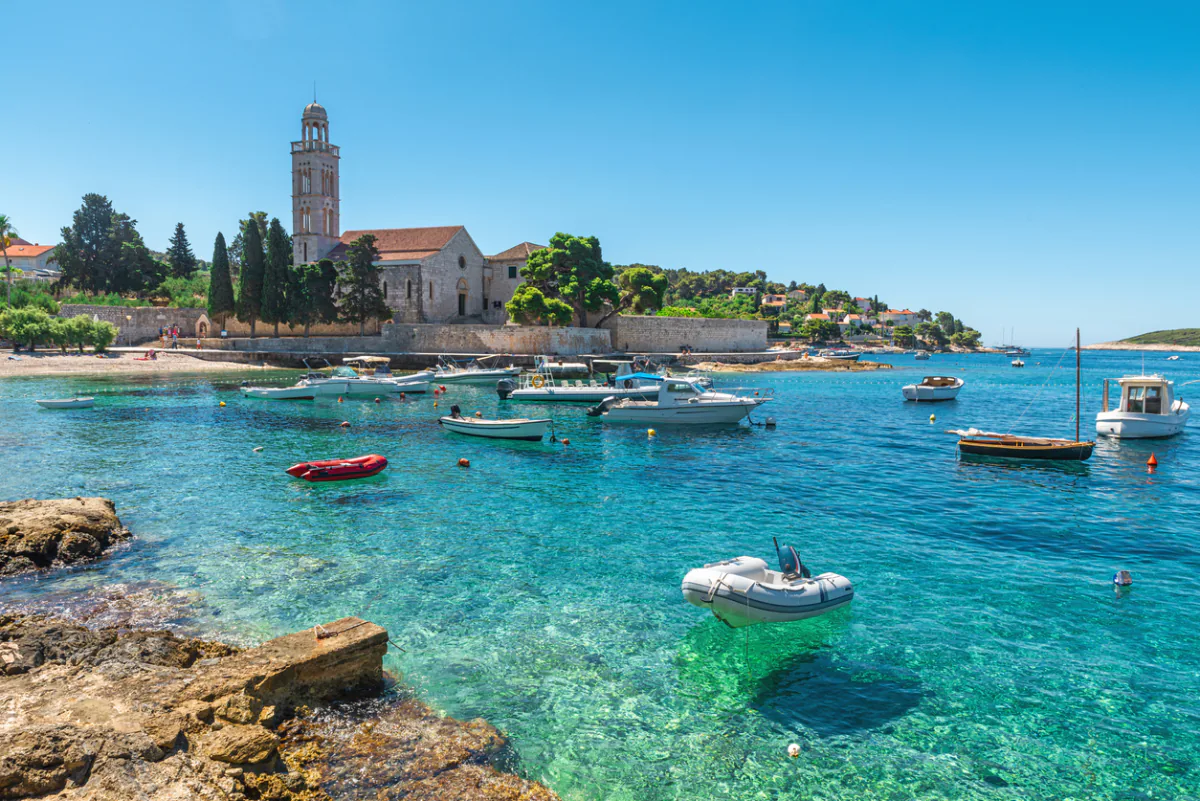 Kolostor a tengerparton Hvar szigetén, Dalmácia