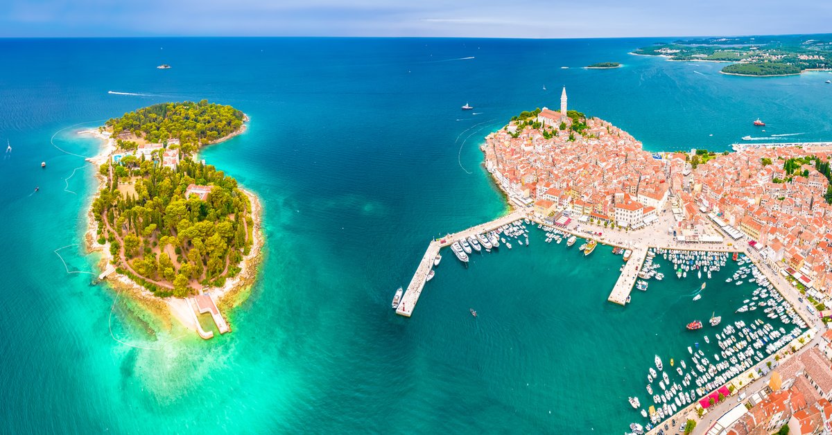Rovinj légi felvételen, előtte egy szigettel