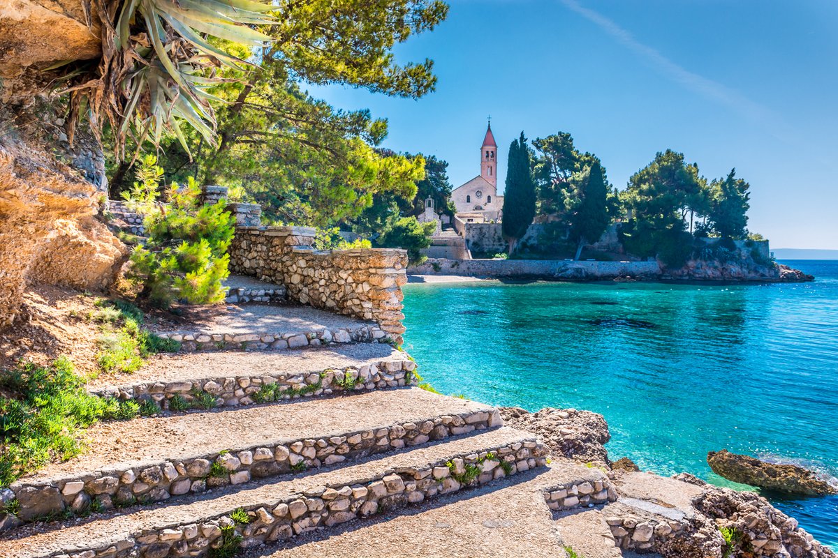 Kolostor és fürdőöböl Bolban, Brac szigetén