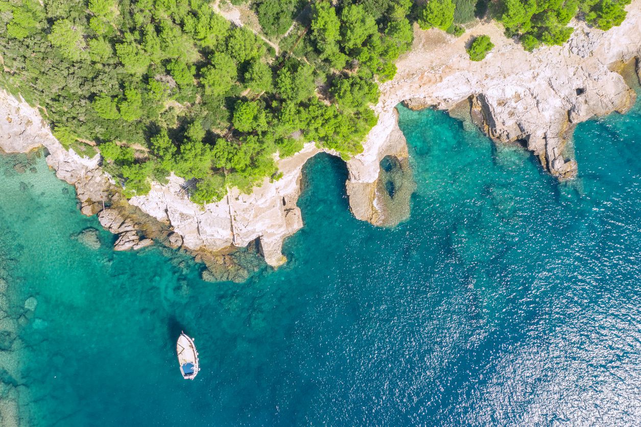 Ingatlanok az első sorban a tengernél, Horvátország
