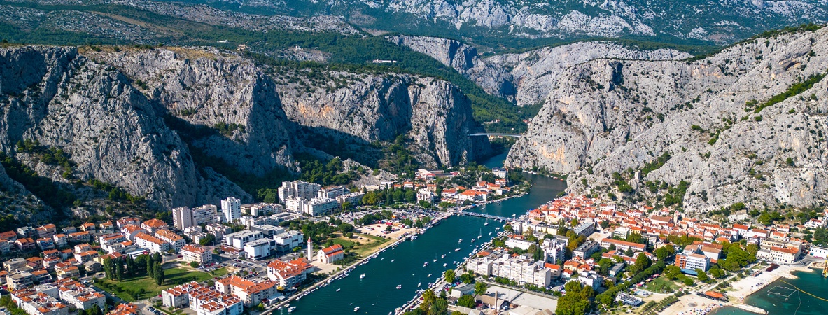 Ingatlanok Omis, Horvátország - Panorama Scouting.