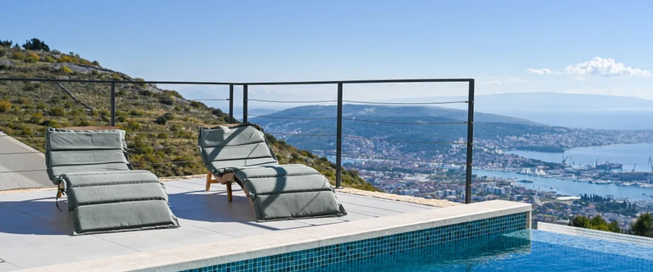 Tengerre néző villa Trogir közelében, Dalmáciában